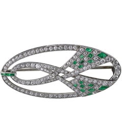 Elegant Long Oval Art Deco Brooch in Diamond, Emerald and Platinum