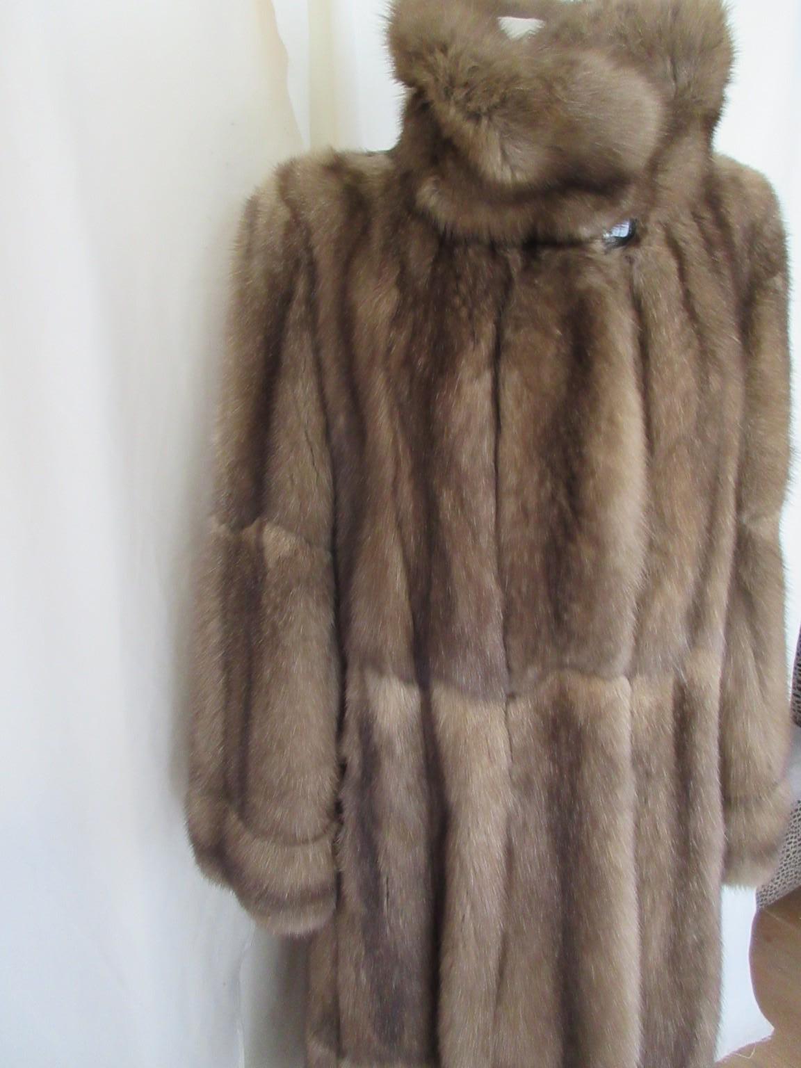 Elegant Long Sable Fur Coat Full Lenght In Excellent Condition For Sale In Amsterdam, NL