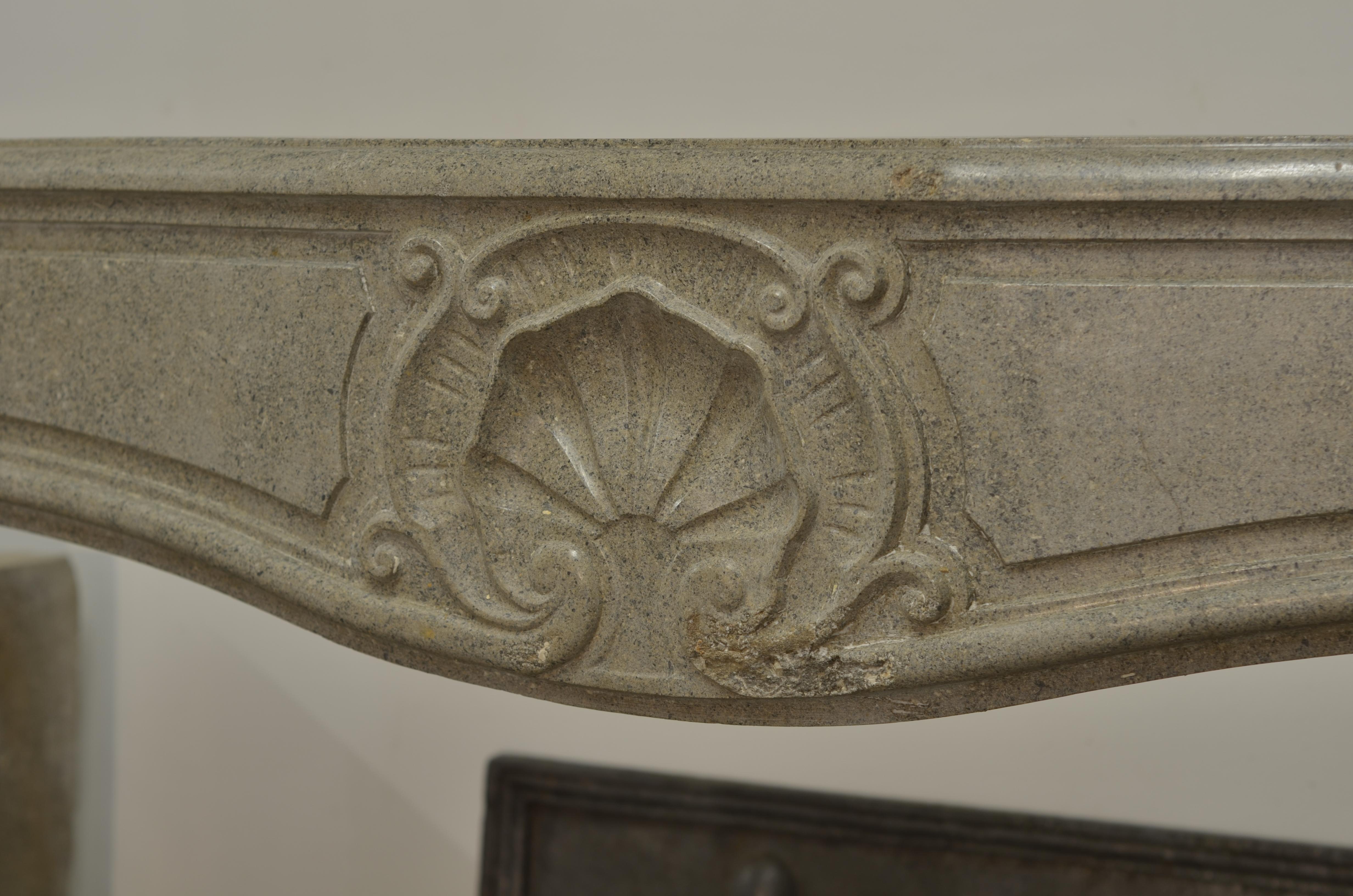 Elegant Louis XV Fireplace Mantel in Limestone In Good Condition For Sale In Haarlem, Noord-Holland