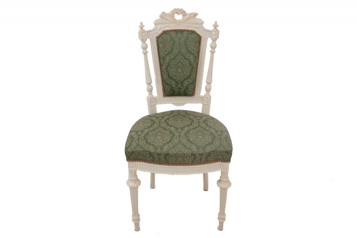 Ein eleganter ecrufarbener Stuhl im Stil Louis XV - Rokoko, bezogen mit einem neuen grün-goldenen Stoff. Der Stuhl ist in sehr gutem Zustand, nach der Renovierung in unserer Werkstatt.

Abmessungen:

Höhe: 97cm

Sitzhöhe: 47cm

Breite: 48cm

Tiefe: