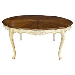 Elegante Mesa de Comedor Ovalada Estilo Luis XV con Base Pintada Marfil y Dos Hojas