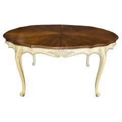 Élégante table de salle à manger ovale de style Louis XV avec base peinte en ivoire et deux rallonges