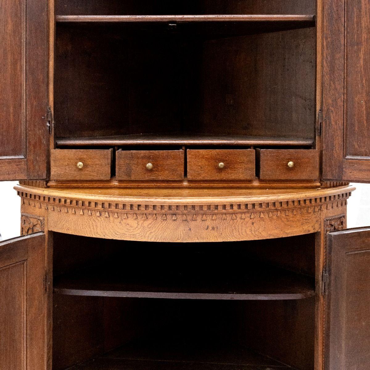 Elegant Louis XVI Corner Cabinet in Oak In Good Condition In Kastrup, DK