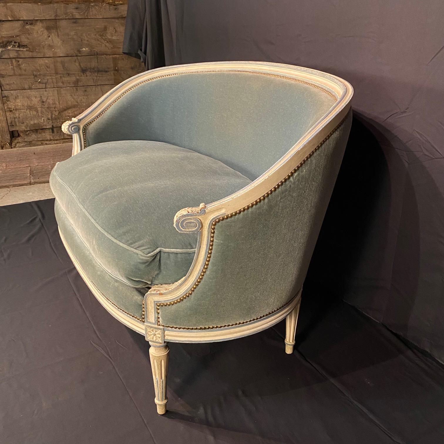 Antico divano/divano Luigi XVI dipinto e intagliato, appartenente a un set da salotto di 3 pezzi, con vernice originale e tappezzeria in mohair blu con imbastiture in ottone.
 Sono elencate anche due bergeres abbinate, così come il set.

Dimensioni: