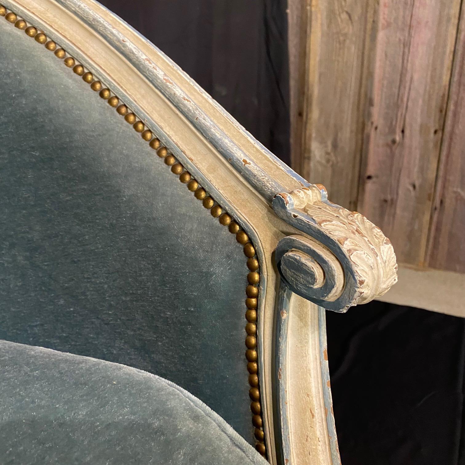 Dipinto a mano Eleganza del divano francese Luigi XVI dipinto e intagliato, imbottito in mohair in vendita