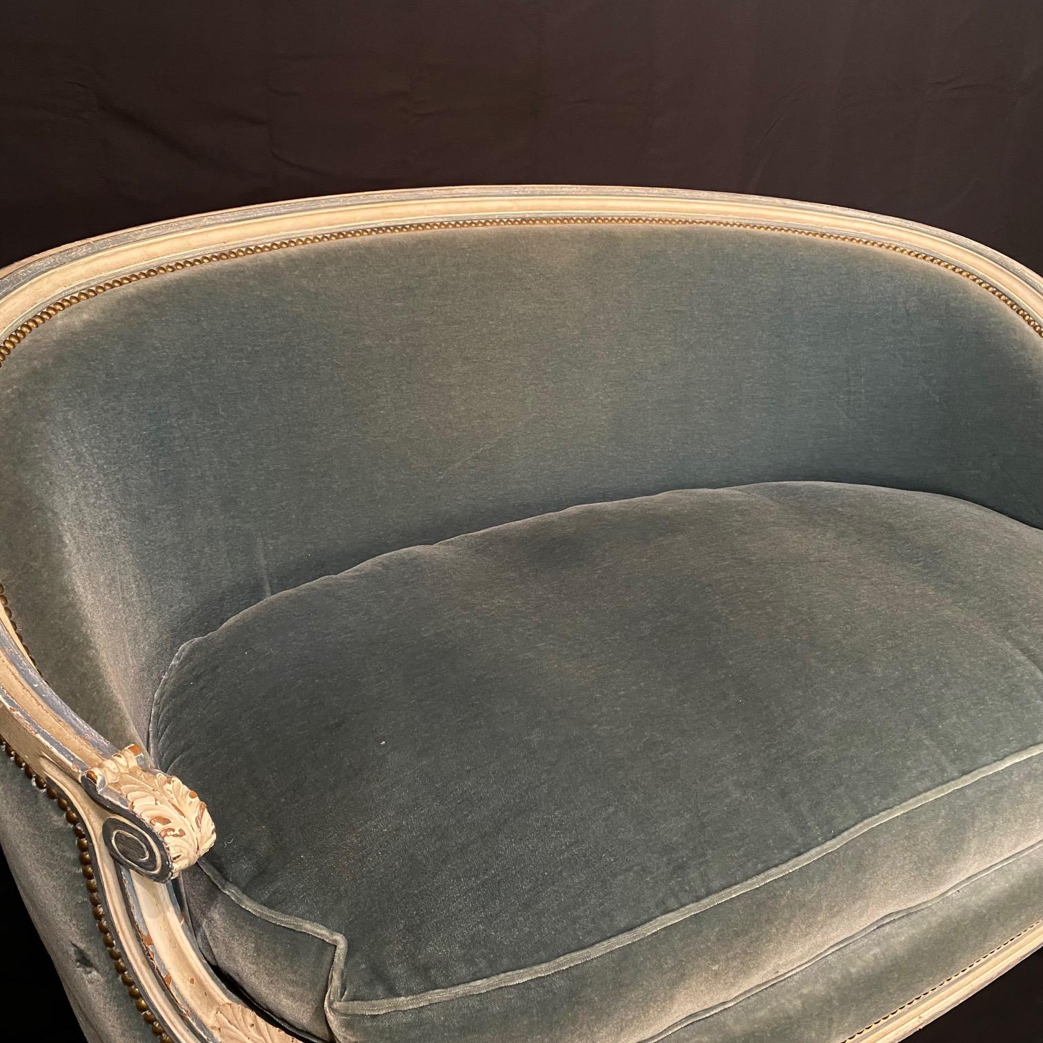 Eleganza del divano francese Luigi XVI dipinto e intagliato, imbottito in mohair In condizioni buone in vendita a Hopewell, NJ