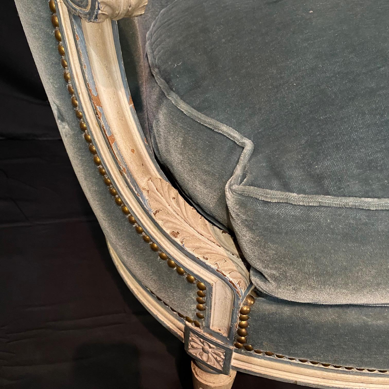 Mohair Eleganza del divano francese Luigi XVI dipinto e intagliato, imbottito in mohair in vendita