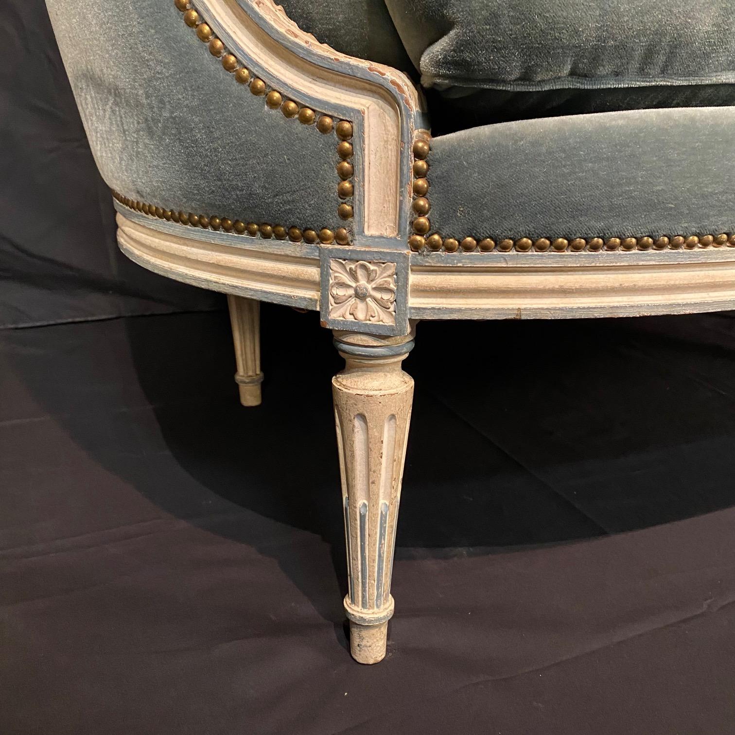 Eleganza del divano francese Luigi XVI dipinto e intagliato, imbottito in mohair in vendita 1