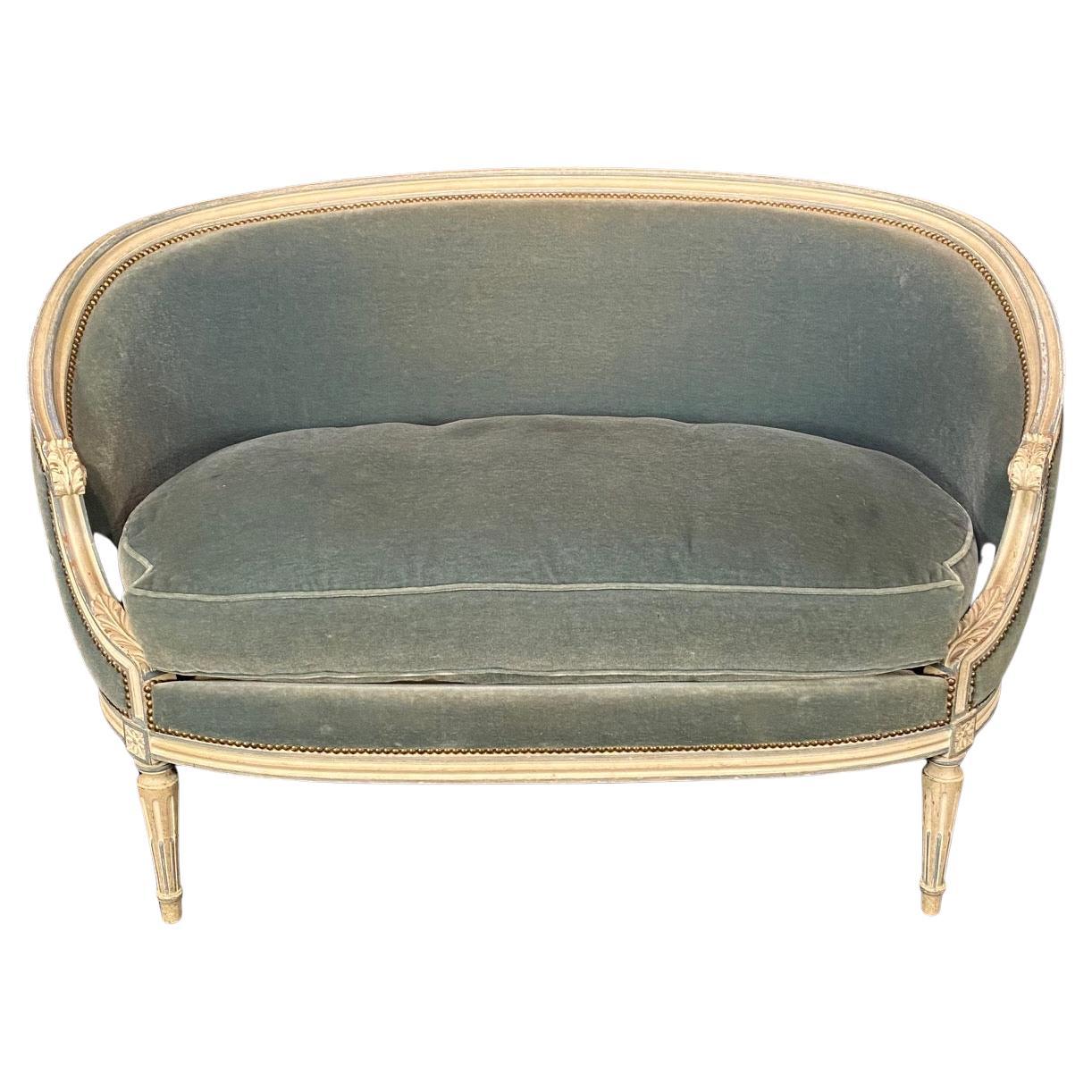 Elegante Sofá Loveseat Francés Tallado Pintado Luis XVI Tapizado en Mohair