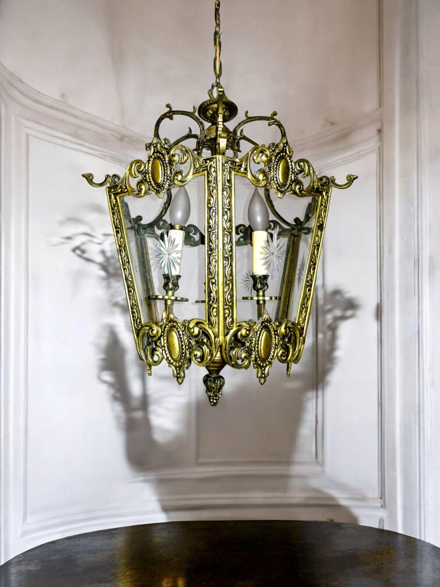 Eleganza della lanterna Luigi XVI in bronzo dorato con pannelli di vetro tagliati a mano, Francia in vendita 2