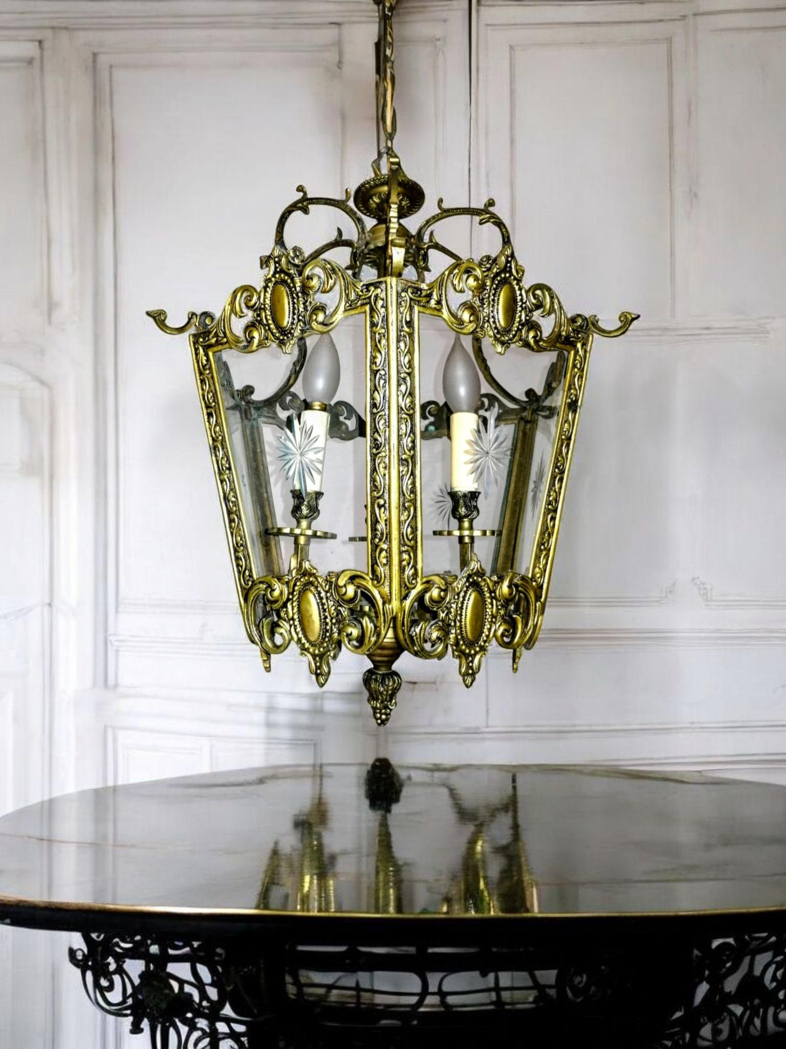 Eleganza della lanterna Luigi XVI in bronzo dorato con pannelli di vetro tagliati a mano, Francia in vendita 3