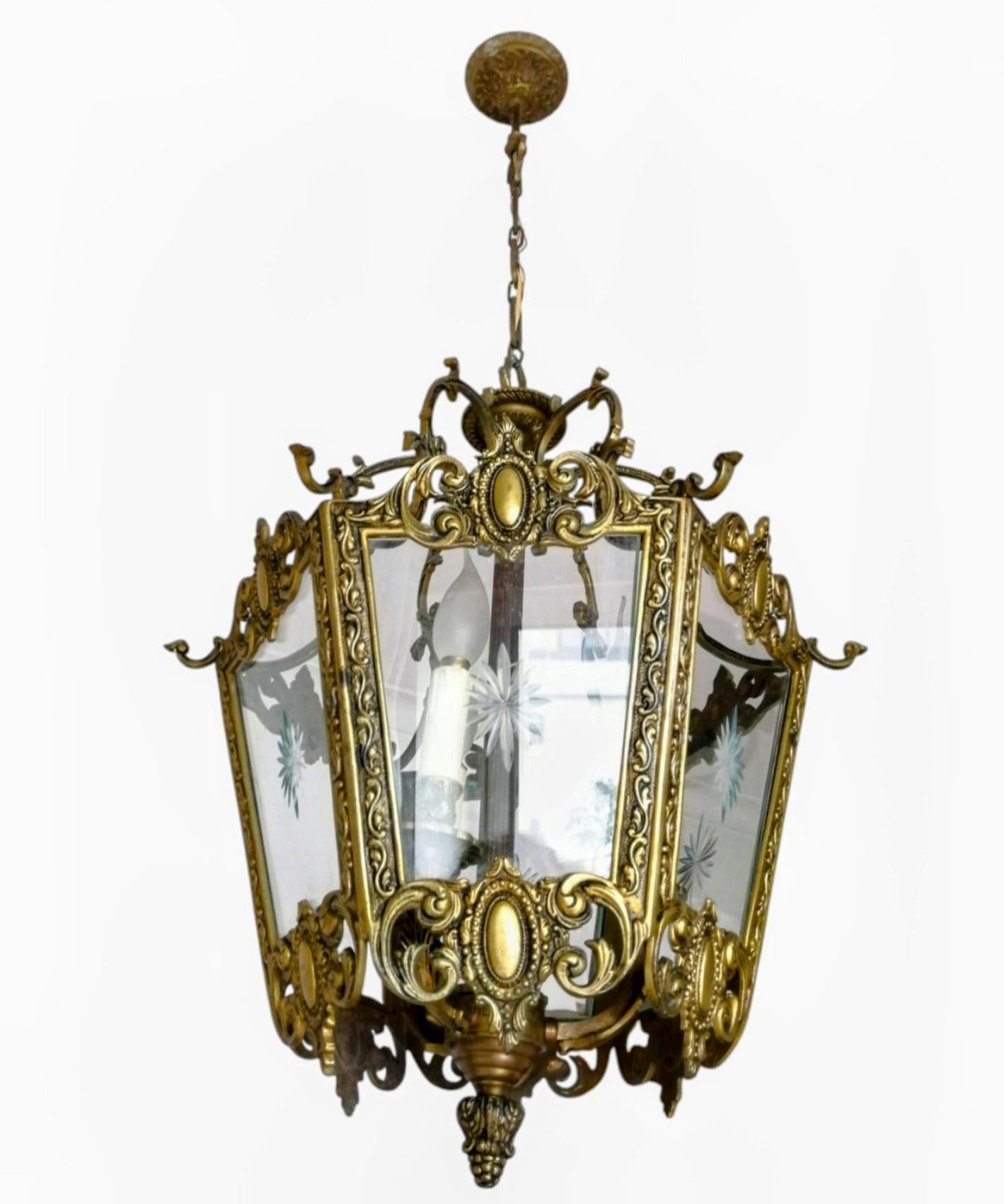 Questa squisita lanterna in stile Luigi XVI è un notevole esempio di artigianato francese dell'inizio del XX secolo. Realizzato in bronzo finemente dorato, il pezzo presenta intricati ornamenti neoclassici, tra cui rosette, foglie d'acanto e