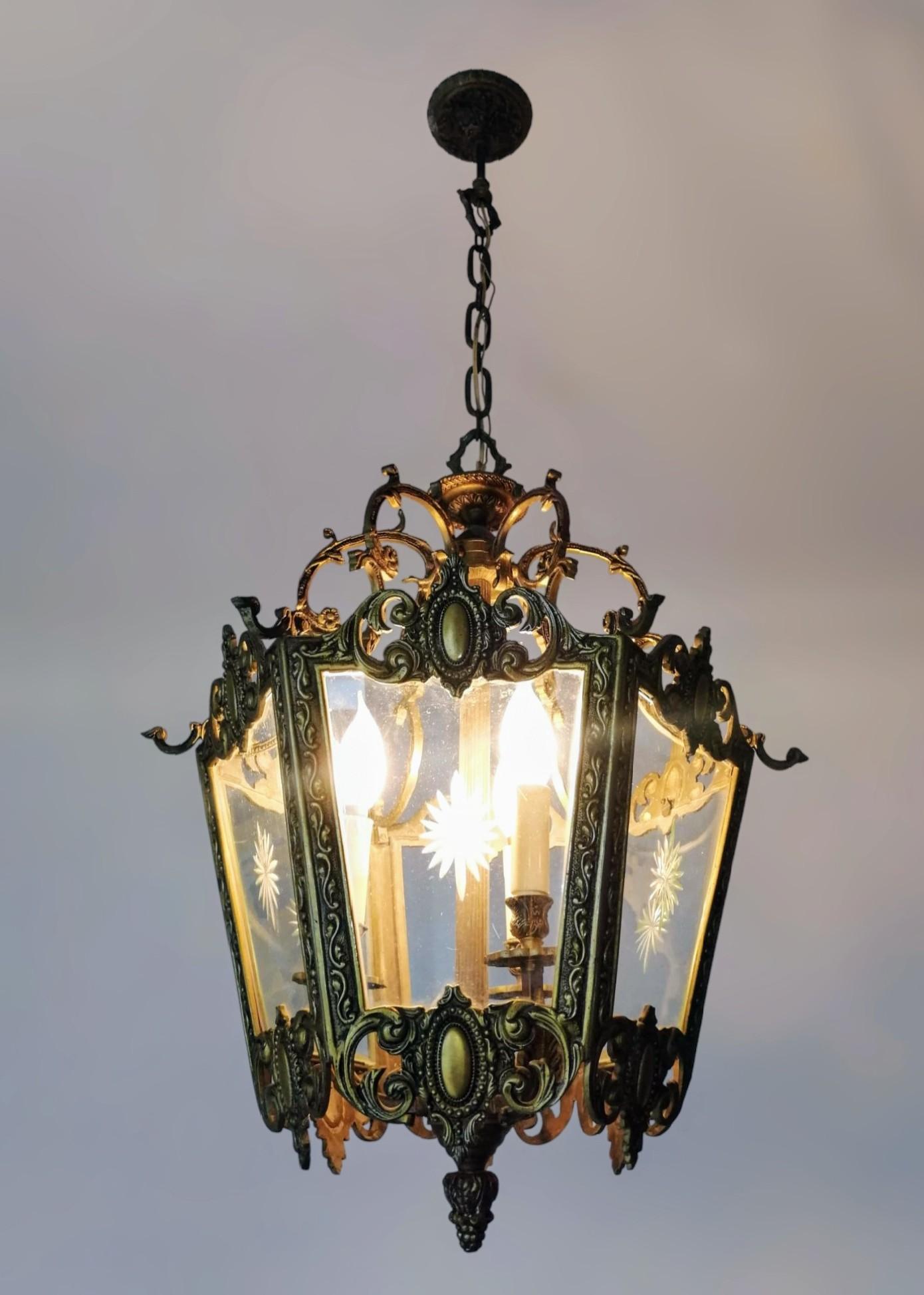 XX secolo Eleganza della lanterna Luigi XVI in bronzo dorato con pannelli di vetro tagliati a mano, Francia in vendita