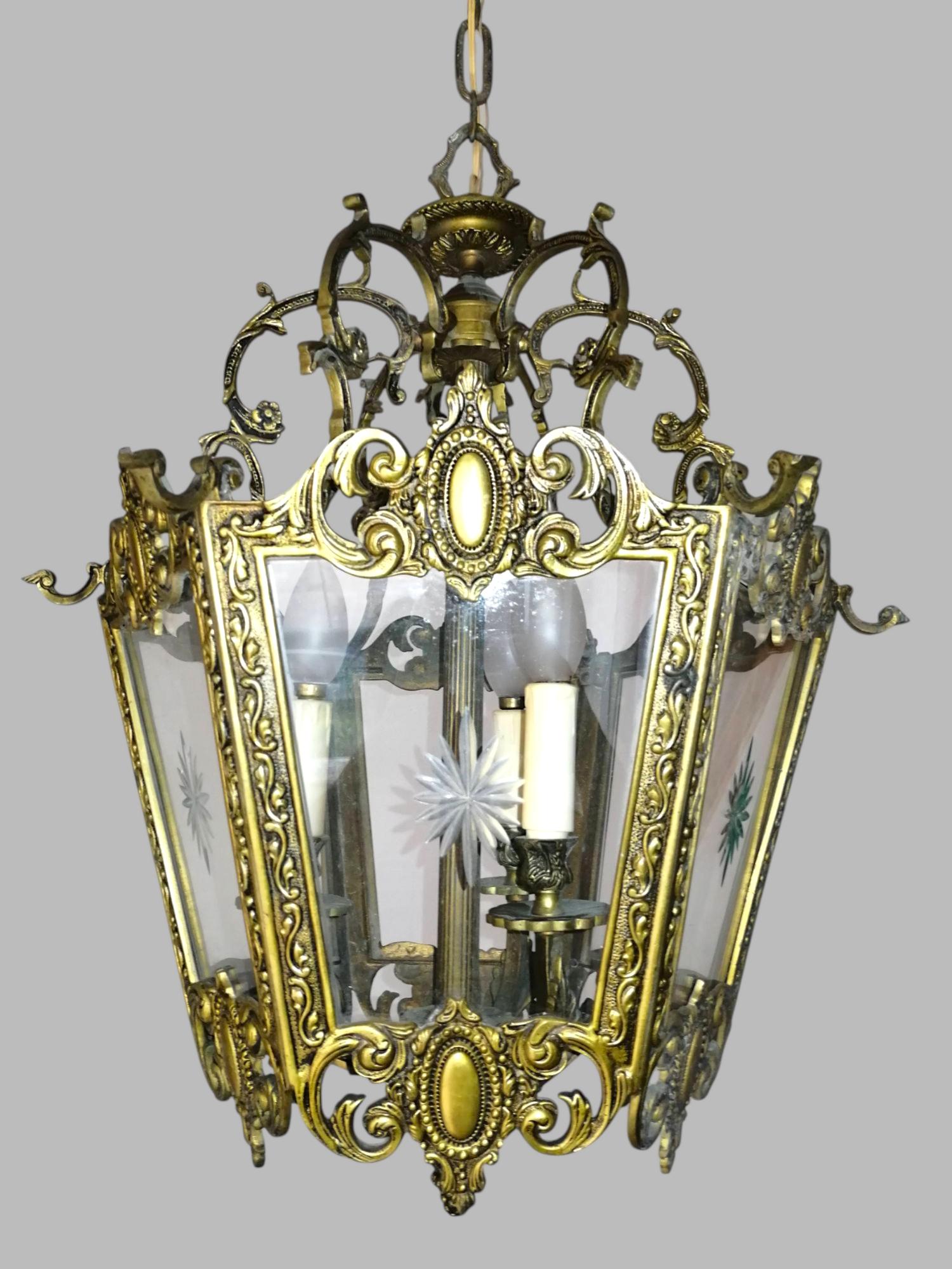 Calco Eleganza della lanterna Luigi XVI in bronzo dorato con pannelli di vetro tagliati a mano, Francia in vendita