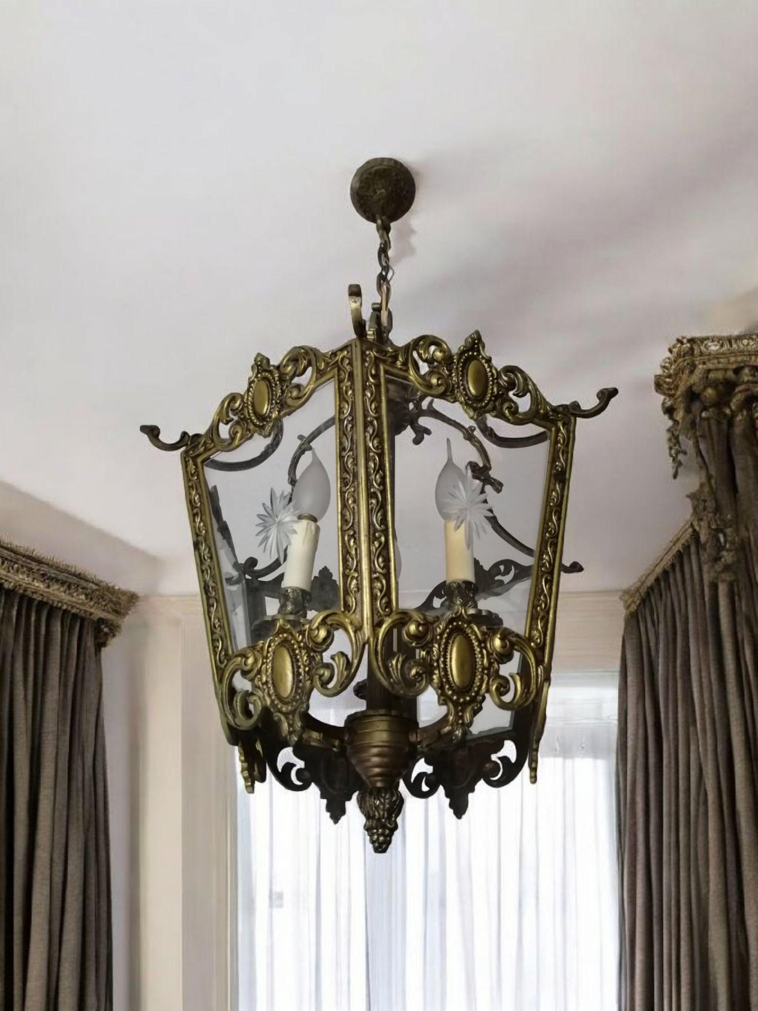 Eleganza della lanterna Luigi XVI in bronzo dorato con pannelli di vetro tagliati a mano, Francia in vendita 1