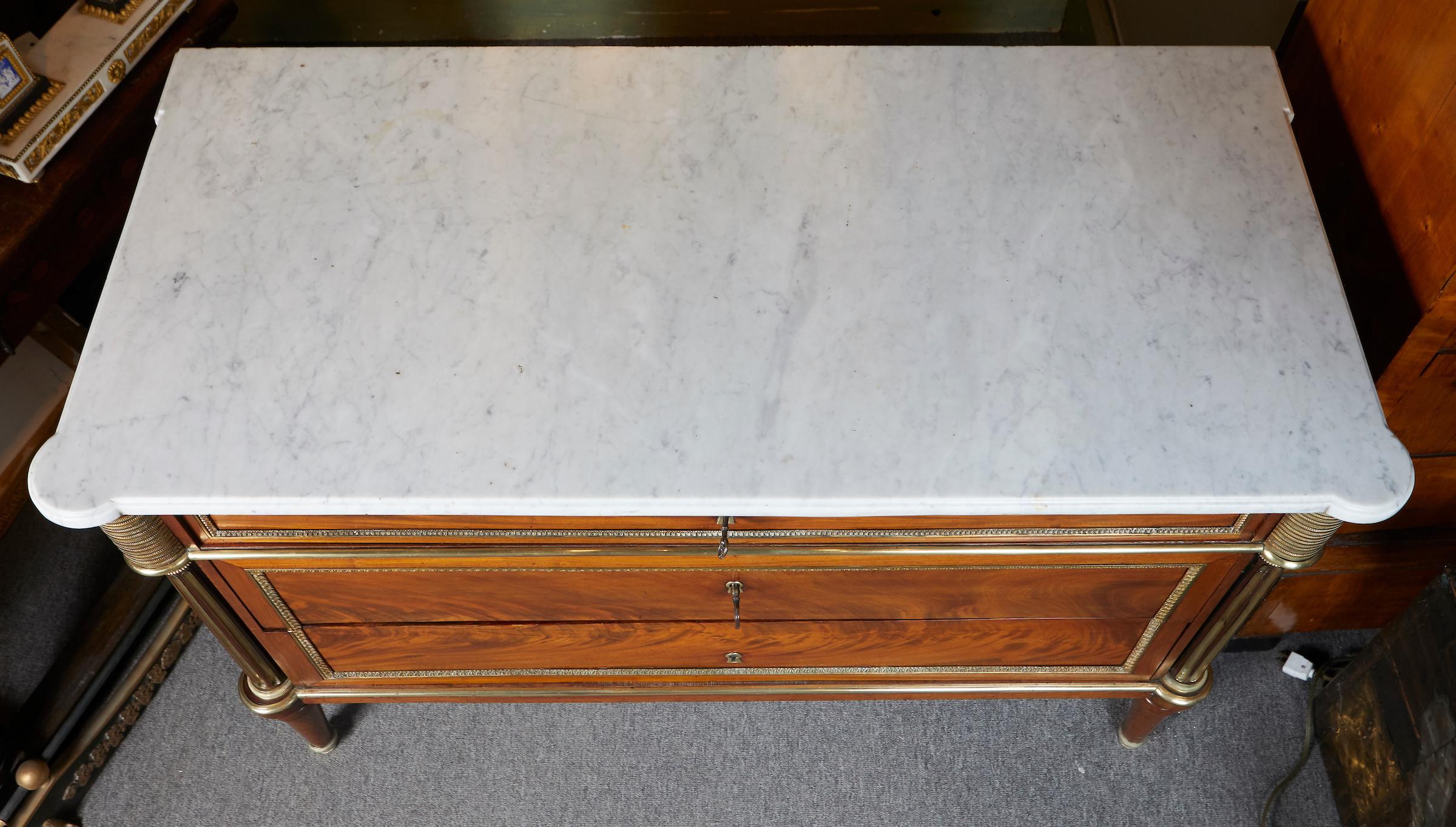 Elegant Louis XVI Period Mahogany Marble-Top Commode In Good Condition In Montreal, QC