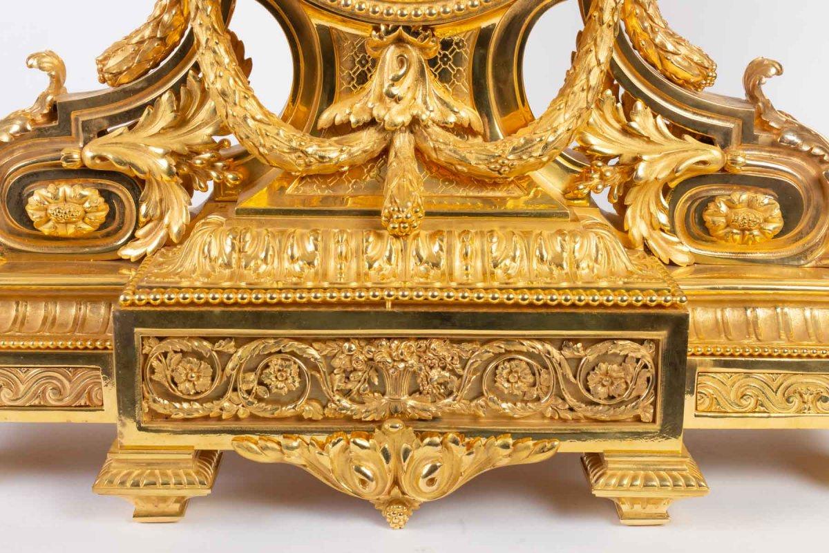 Elegant Louis XVI style gilt bronze fireplace trim consisting of a pendulum and two chandeliers has six arms of lights, XIXth centurie

Measures: Clock

H : 65cm
W : 53cm
D : 20cm
Candlesticks
H : 75cm
W : 25cm.