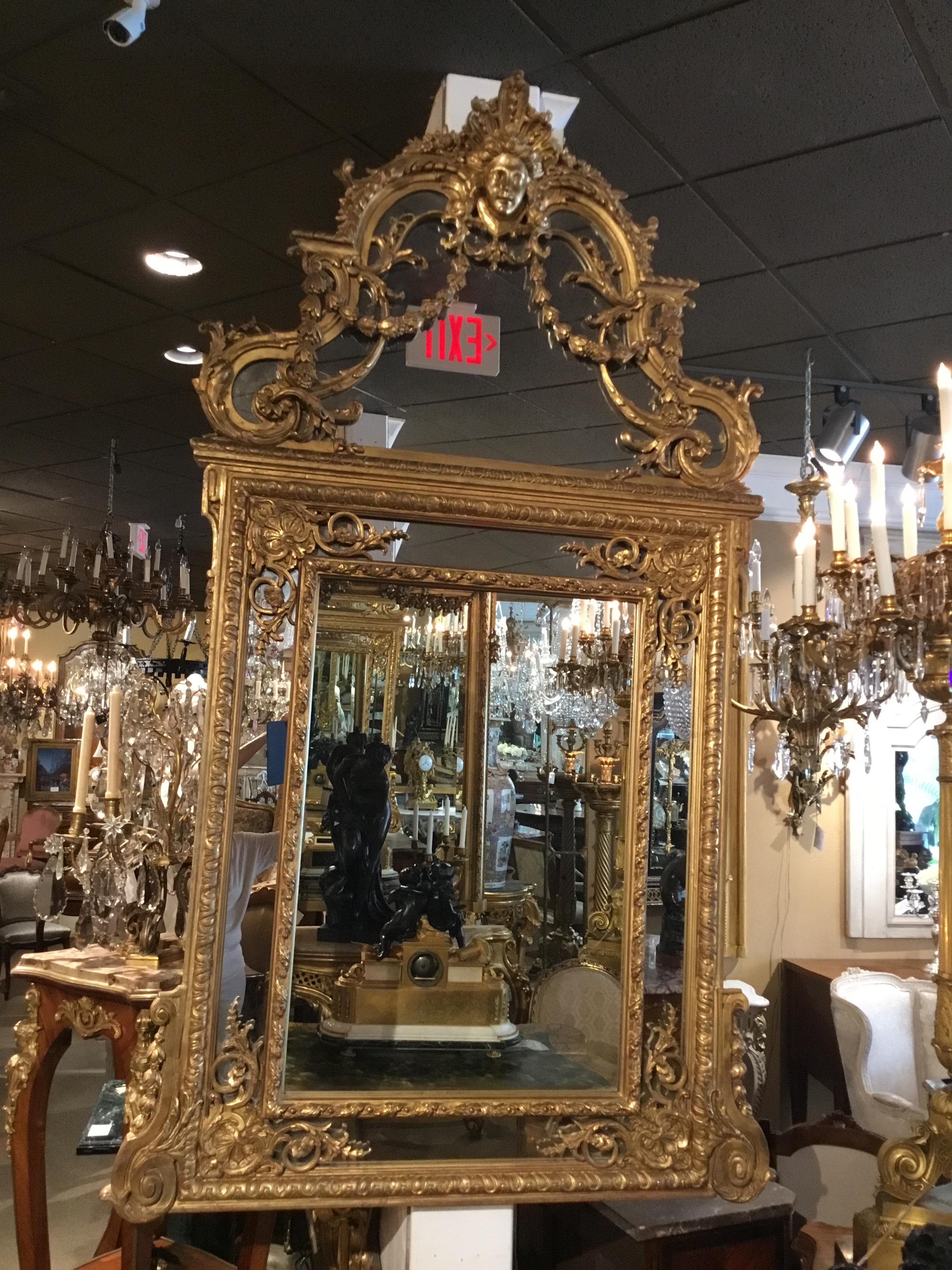 Élégant miroir à coussin en bois doré de style Louis XVI, 19ème siècle avec masque de Minerve en vente 4