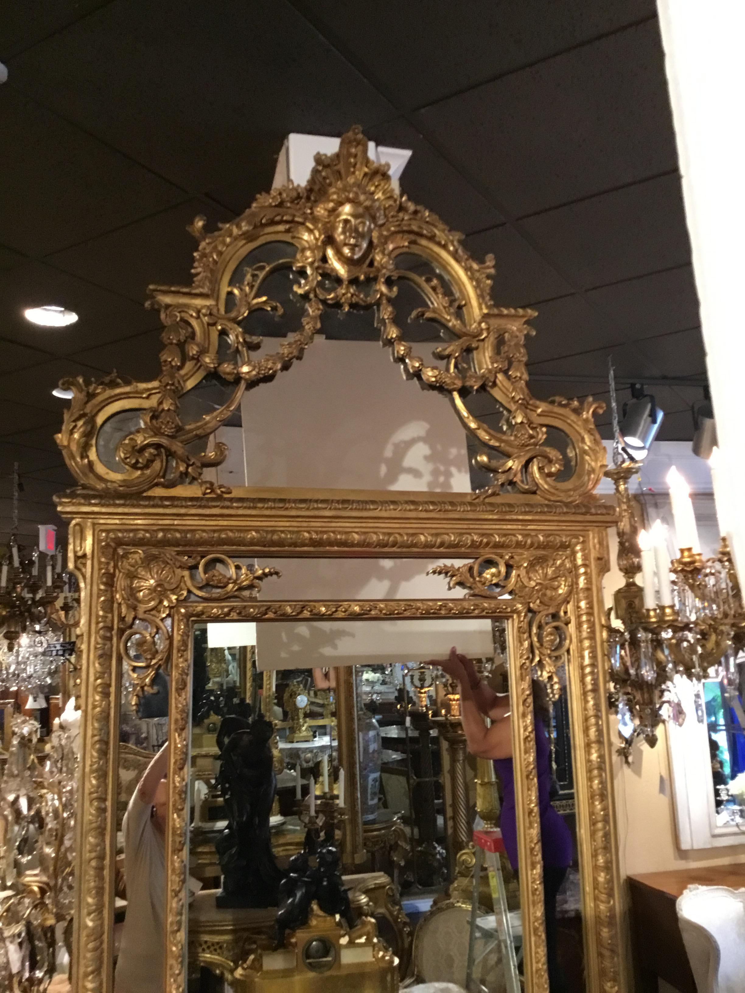 Élégant miroir à coussin en bois doré de style Louis XVI, 19ème siècle avec masque de Minerve en vente 7