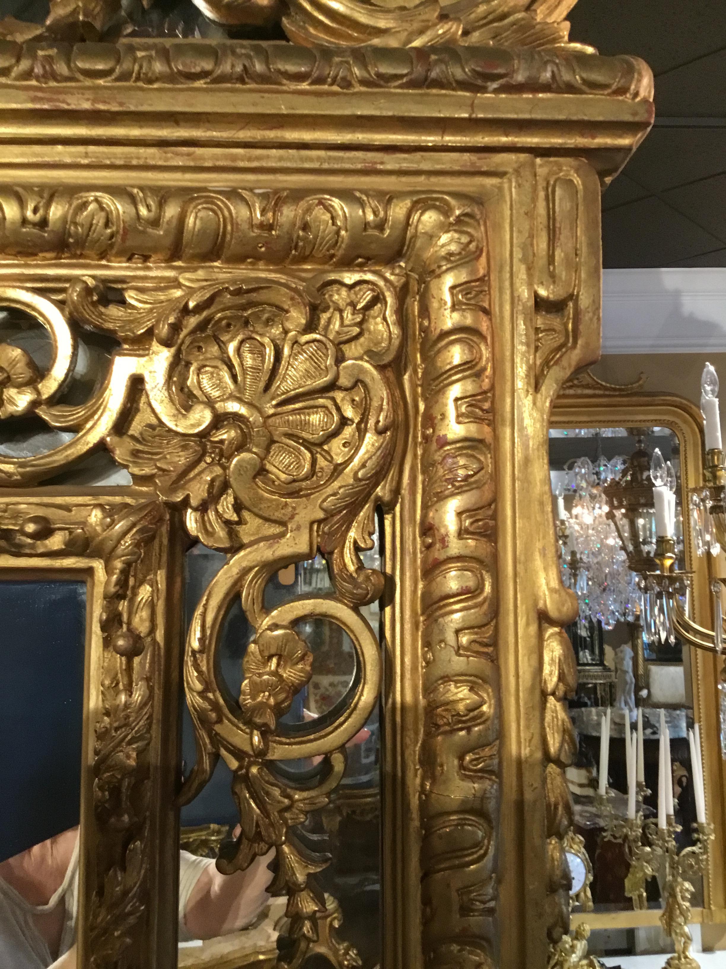 Bois doré Élégant miroir à coussin en bois doré de style Louis XVI, 19ème siècle avec masque de Minerve en vente