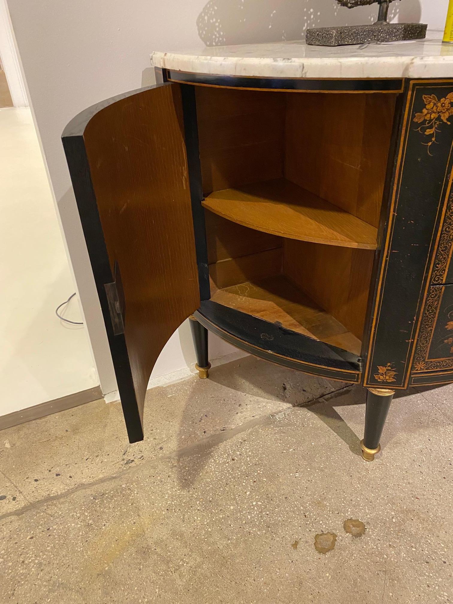 Elegante stile Luigi XVI con laccatura giapponese  Commode Demi Lune di Maison Krieger in vendita 6