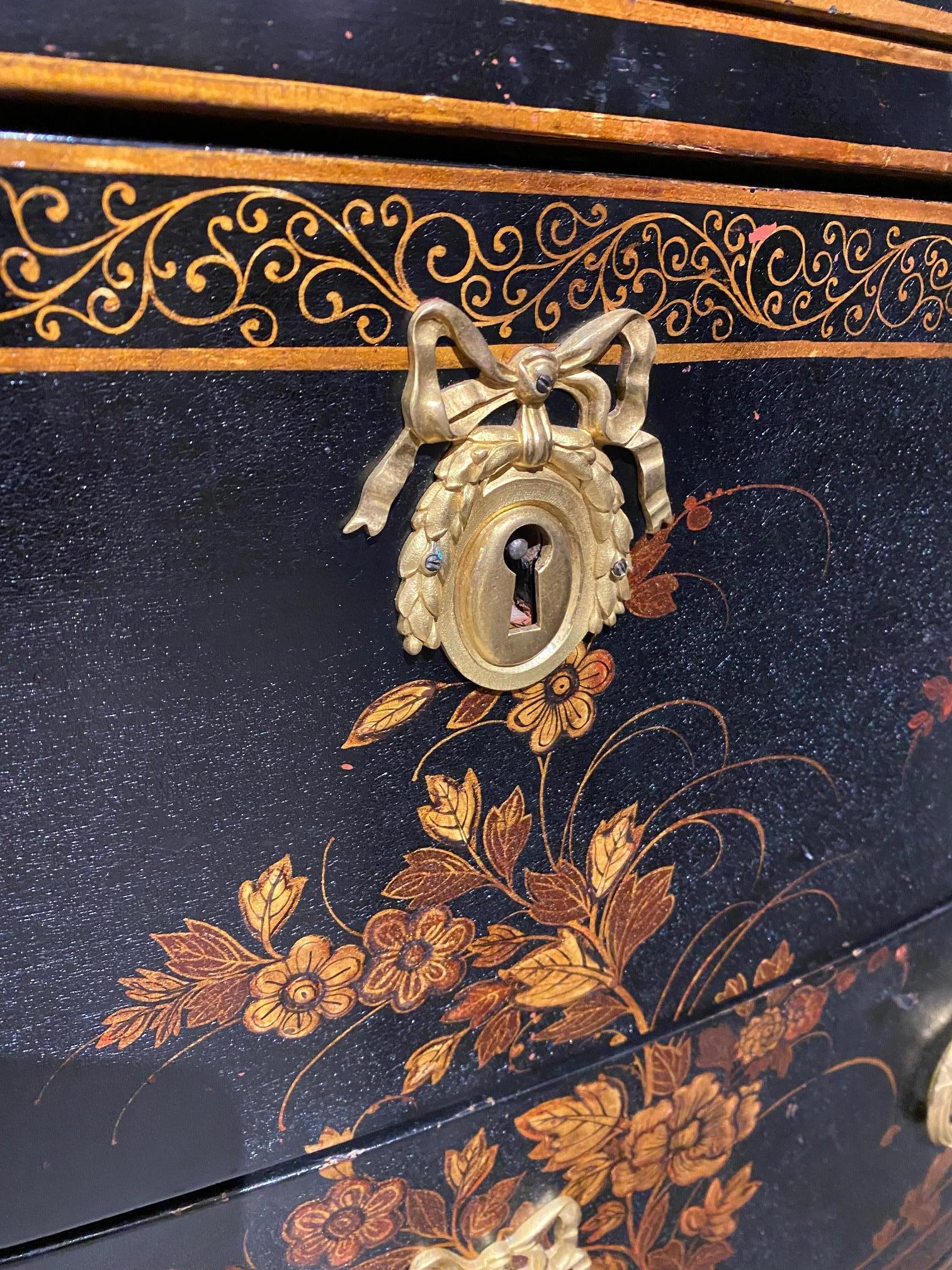 Elegance Louis XVI Stil Japangarniert Lackiert  Demi Lune-Kommode von Maison Krieger (Holz) im Angebot