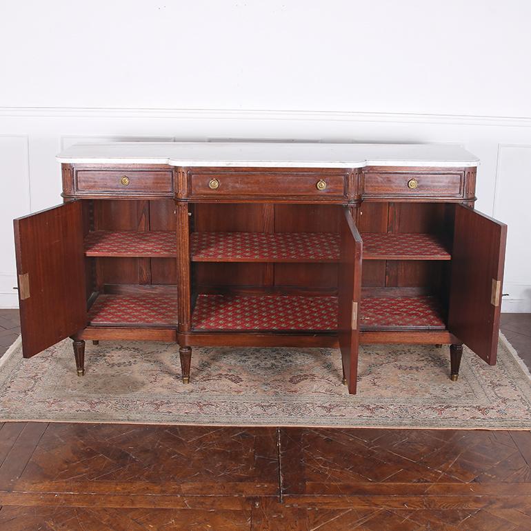 Elegant Louis XVI Style Mahogany Buffet In Good Condition For Sale In Vancouver, British Columbia