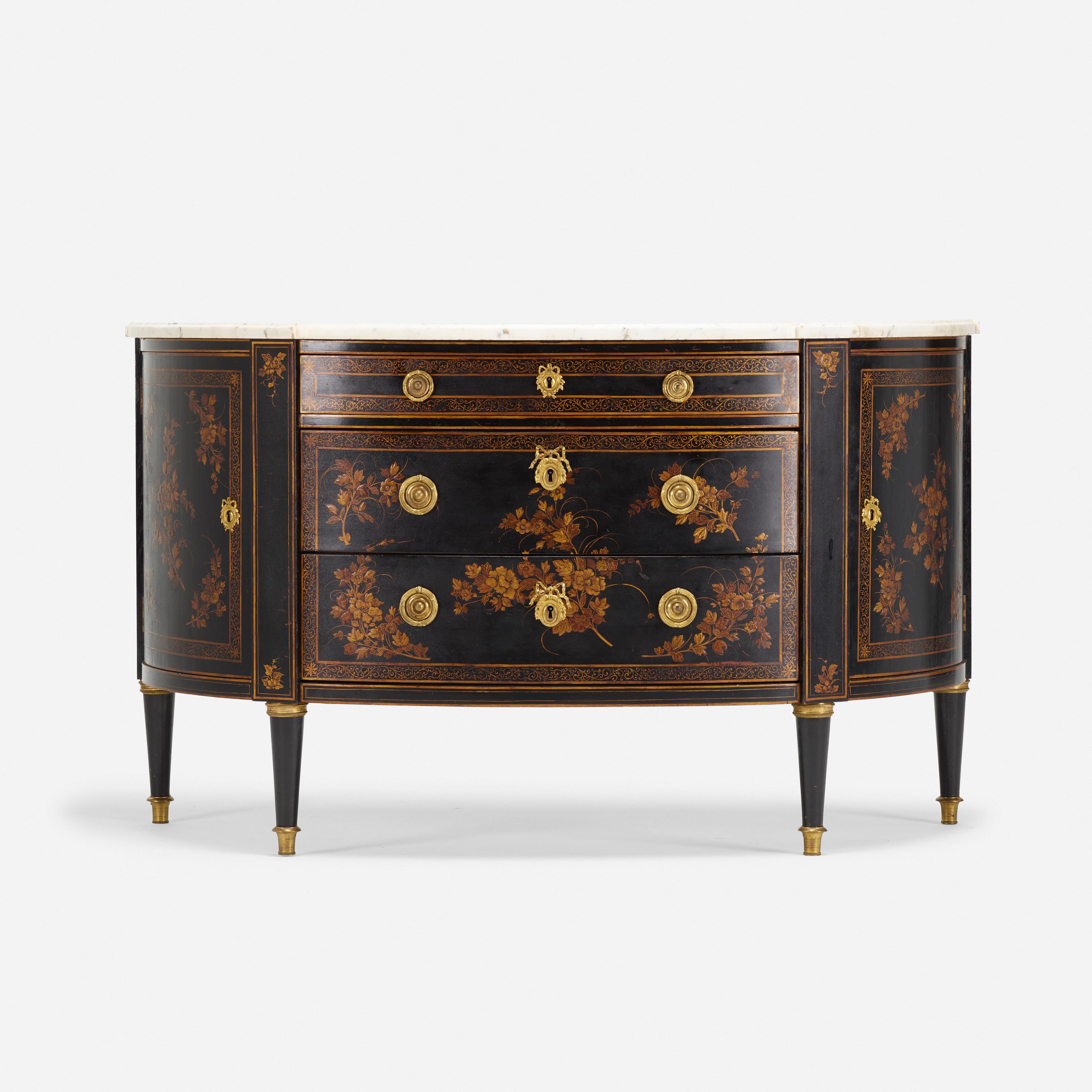 
Elegante commode demi lune in stile Luigi XVI laccata con vernice japanned e decorata con motivi floreali dipinti a mano e dorati dalla Maison Krieger. Dotato di un piano in marmo bianco di Carrara e di raffinate montature in bronzo dorato.