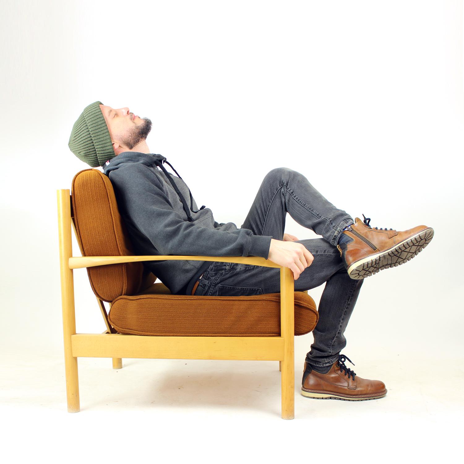 Eleganter Loungesessel aus Eiche, Tschechoslowakei 1960er Jahre, 4 Stück verfügbar im Angebot 4