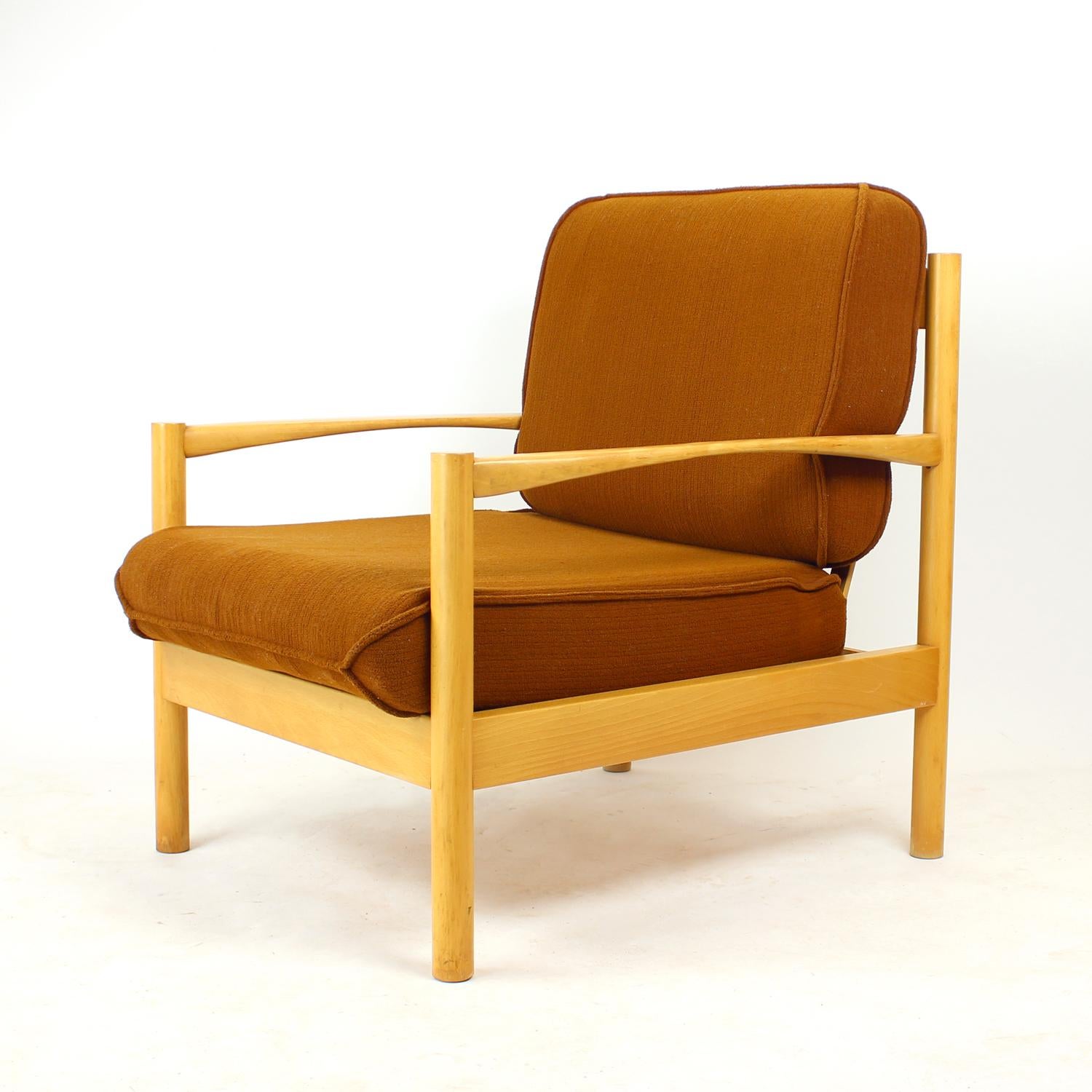 Ein eleganter Loungesessel aus der Tschechoslowakei aus den 1960er Jahren, der die klaren Linien und die raffinierte Handwerkskunst des Designs der Jahrhundertmitte zeigt. Der Stuhl ist auf einem stabilen, massiven Eichengestell aufgebaut und hat