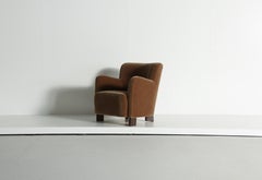 Eleganter Loungesessel, bezogen mit goldbraunem reinem Mohair