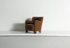 Eleganter Loungesessel, bezogen mit goldbraunem reinem Mohair