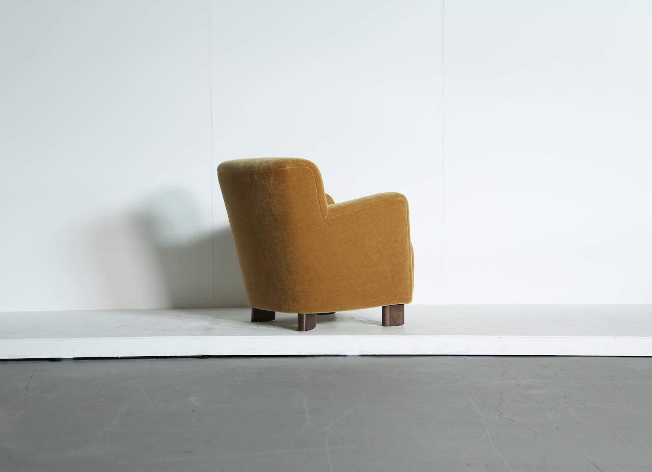 Fauteuil de salon élégant, tapissé de mohair pur or jaune en vente 3