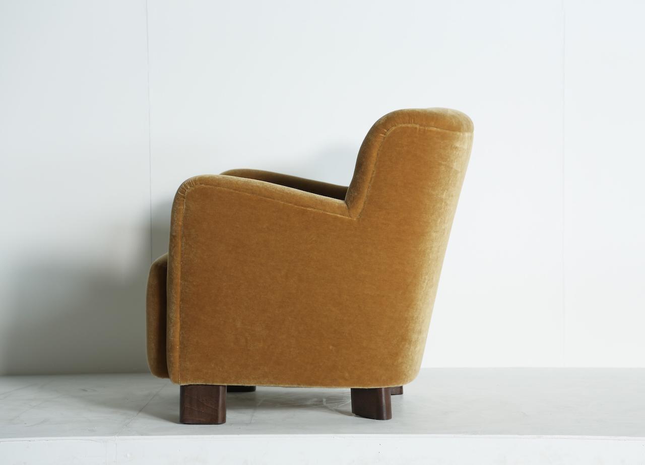Fauteuil de salon élégant, tapissé de mohair pur or jaune en vente 4