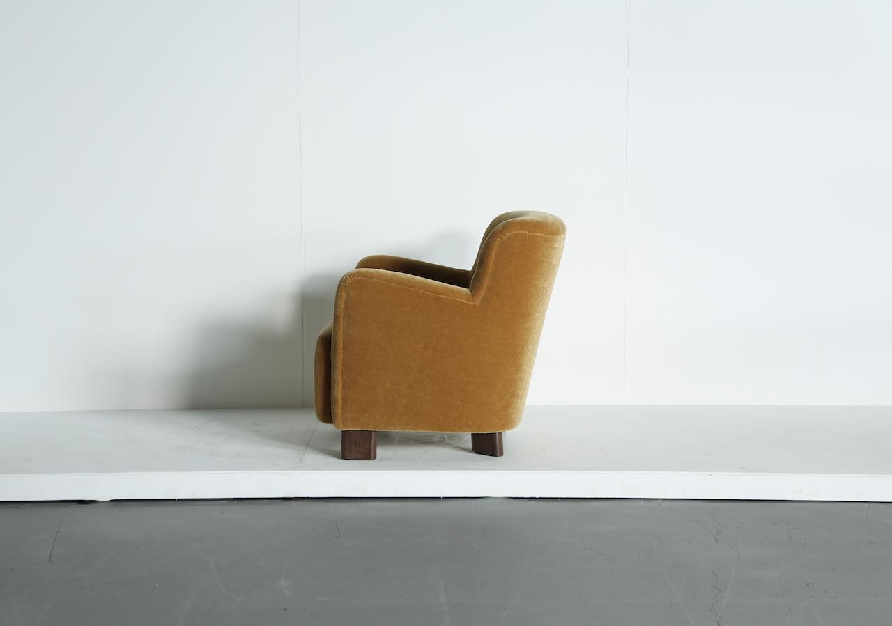 Fauteuil de salon élégant, tapissé de mohair pur or jaune en vente 5
