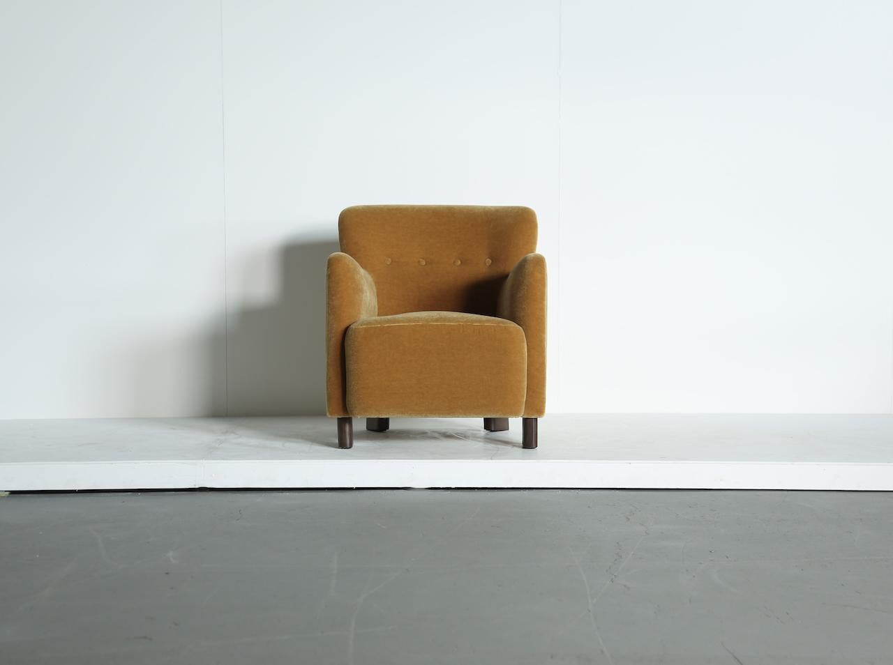 Fauteuil de salon élégant, tapissé de mohair pur or jaune en vente 6