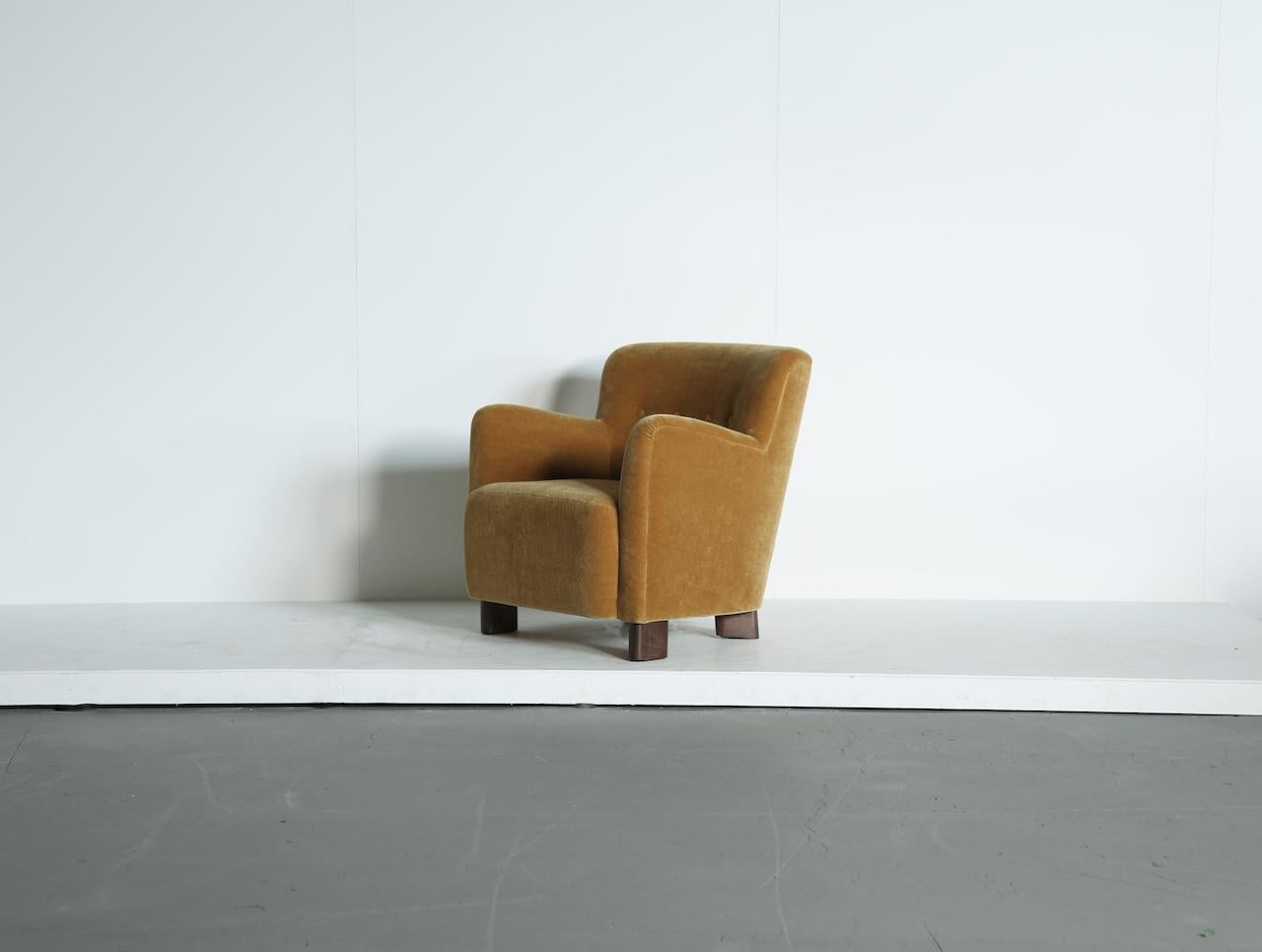 Scandinave moderne Fauteuil de salon élégant, tapissé de mohair pur or jaune en vente