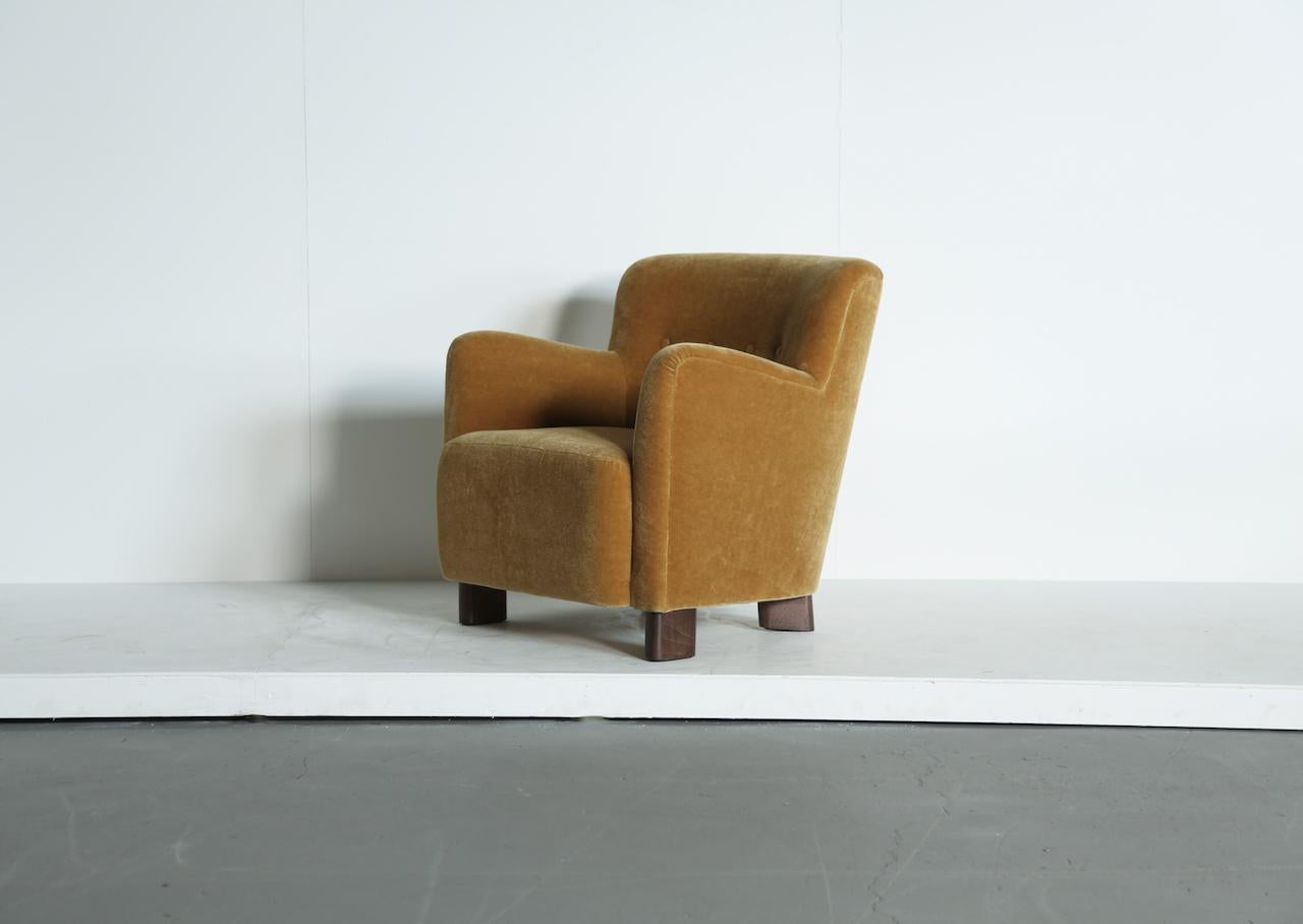 Fauteuil de salon élégant, tapissé de mohair pur or jaune Bon état - En vente à LEWES, GB