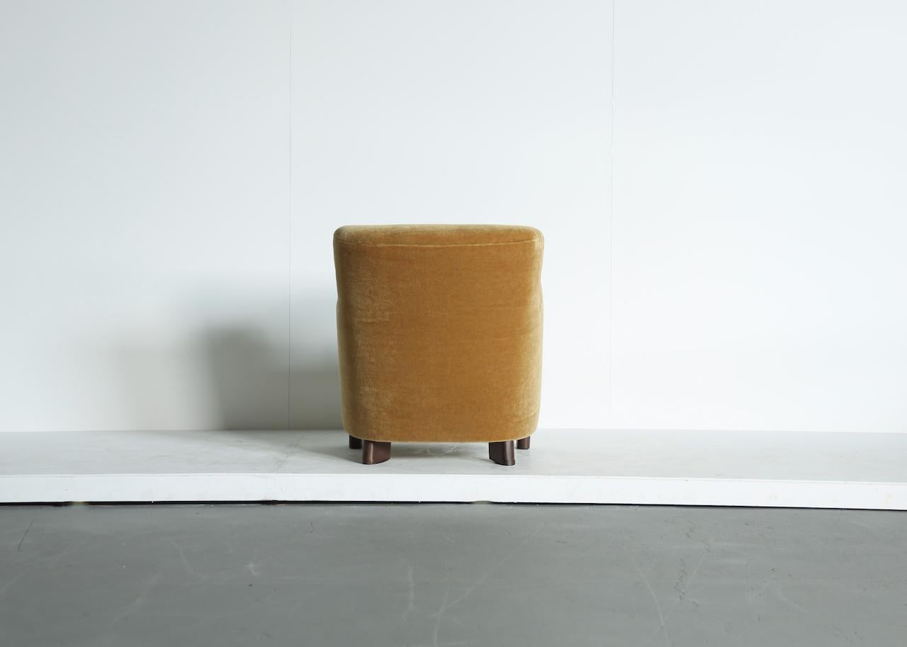 XXIe siècle et contemporain Fauteuil de salon élégant, tapissé de mohair pur or jaune en vente