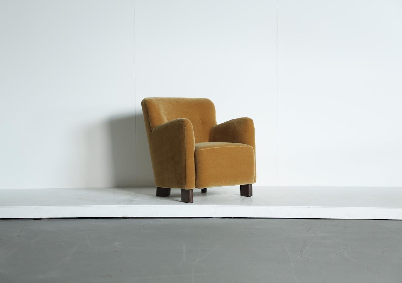 Fauteuil de salon élégant, tapissé de mohair pur or jaune en vente 1