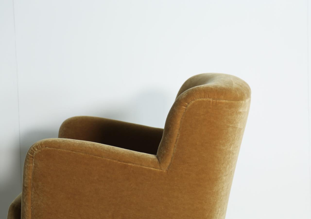 Fauteuil de salon élégant, tapissé de mohair pur or jaune en vente 2