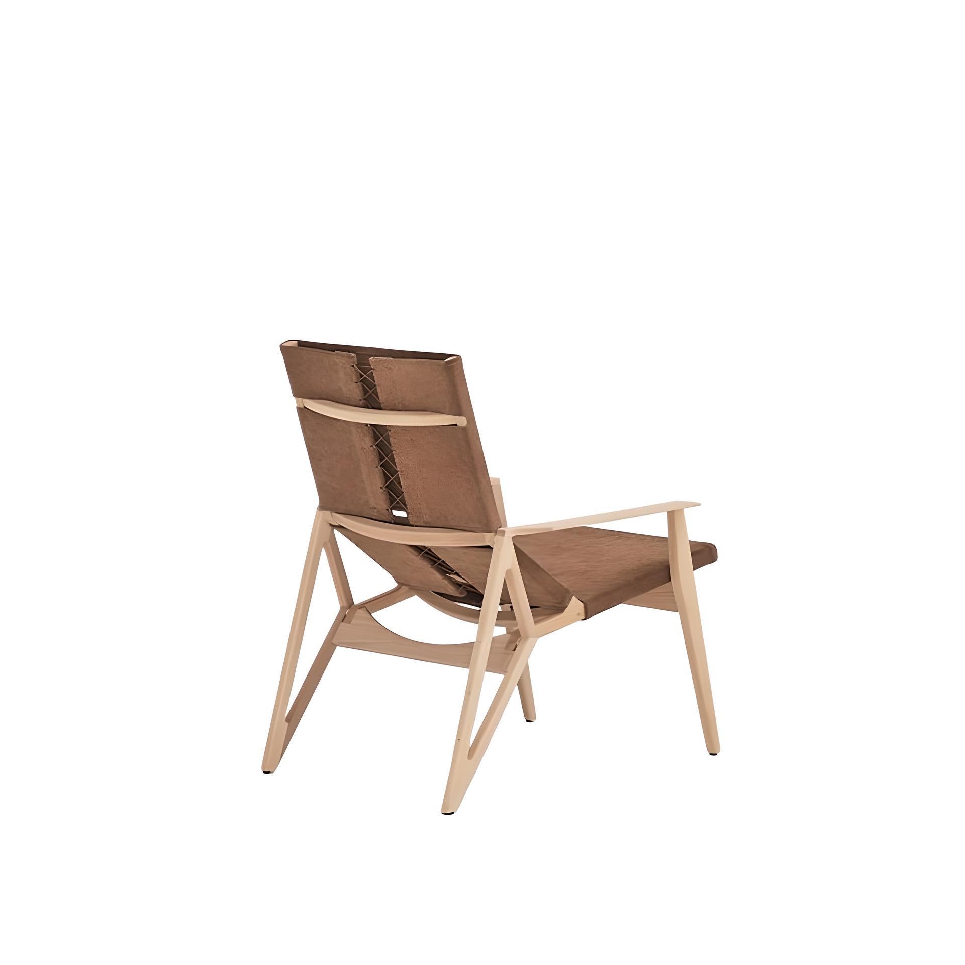 Elegant Lounge Chair with Handcrafted Leather Upholstery In New Condition For Sale In NEW YORK, NY
