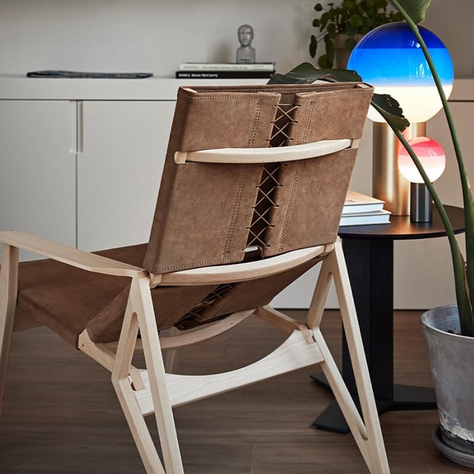 Contemporary Elegant Lounge Chair with Handcrafted Leather Upholstery For Sale