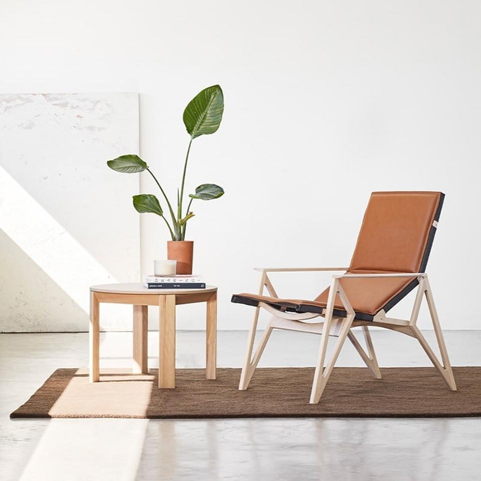Moderne Fauteuil de salon élégant, tapissé à la main et structure en bois en vente