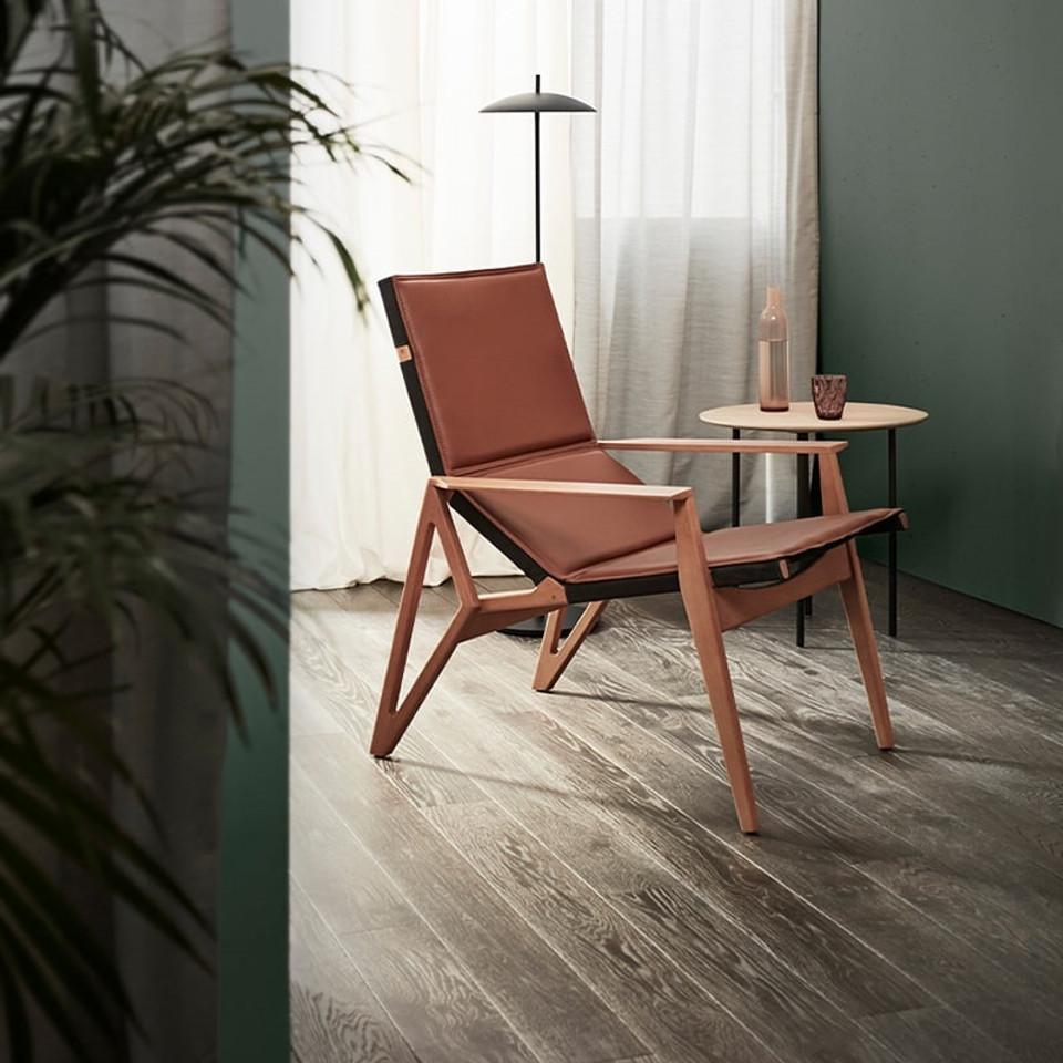 Fauteuil de salon élégant, tapissé à la main et structure en bois Neuf - En vente à NEW YORK, NY