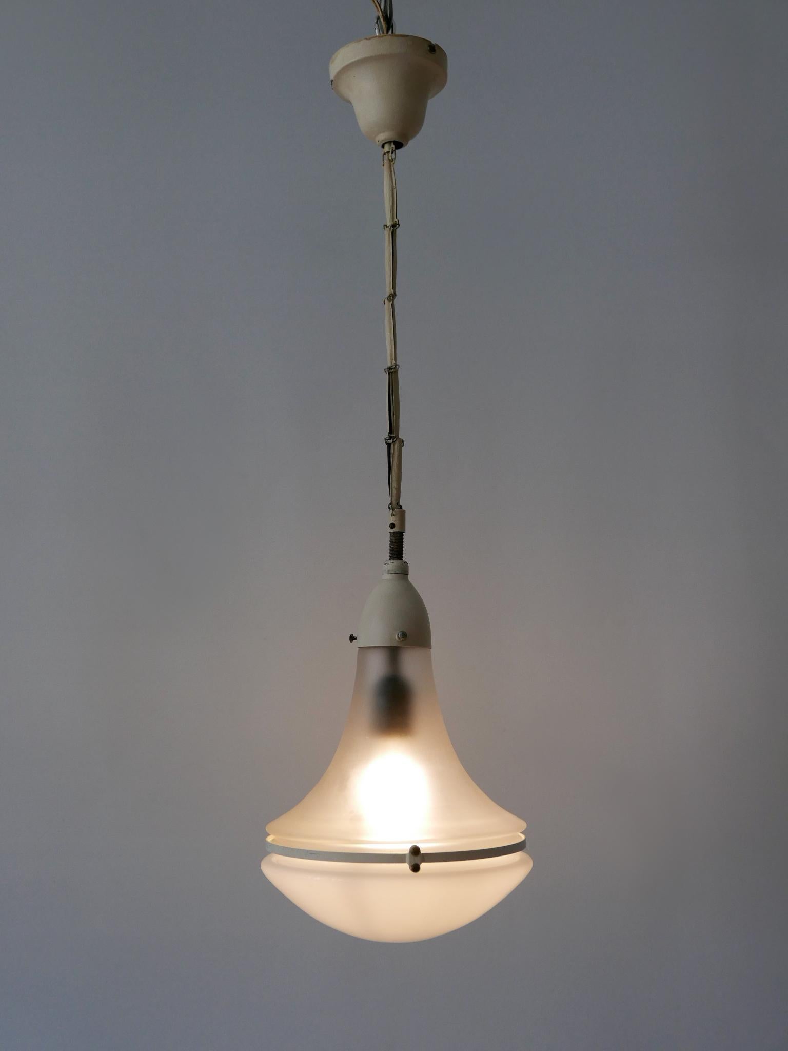 Elegante lampada a sospensione o lampada a sospensione 'Luzette' di Bauhaus / Modernismo. Disegnata da Peter Behrens per Siemens Schuckert, Germania, anni '10 del XX secolo.

Realizzata in vetro e metallo, la lampada è dotata di 1 attacco per