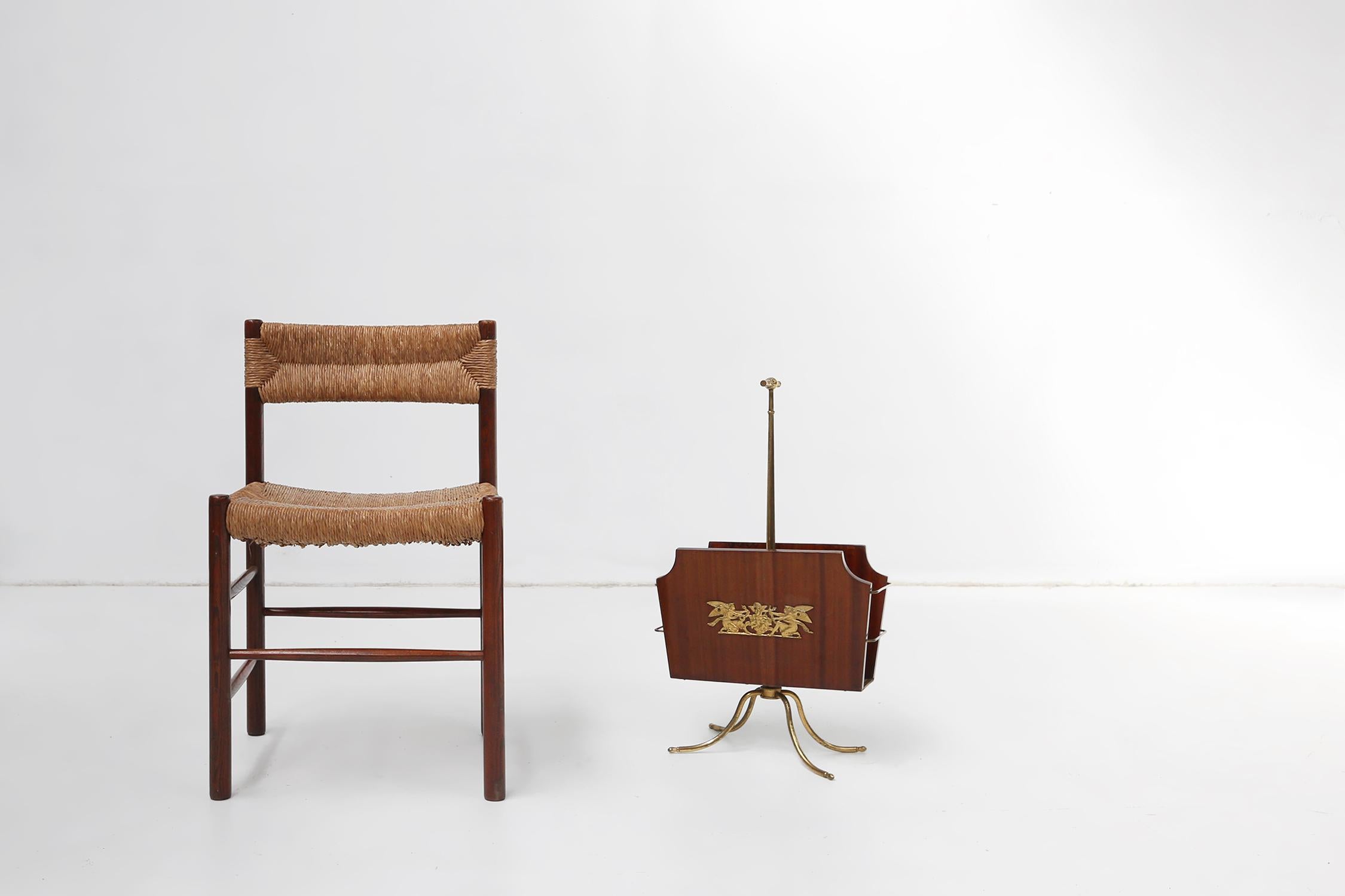France / 1950 / magazine rack / wood and brass / vintage / mid-century / design

A luxurious magazine rack made in France in the fifties. Beautifully crafted in wood and richly lacquered this rack is a timeless addition to your interior. On organic
