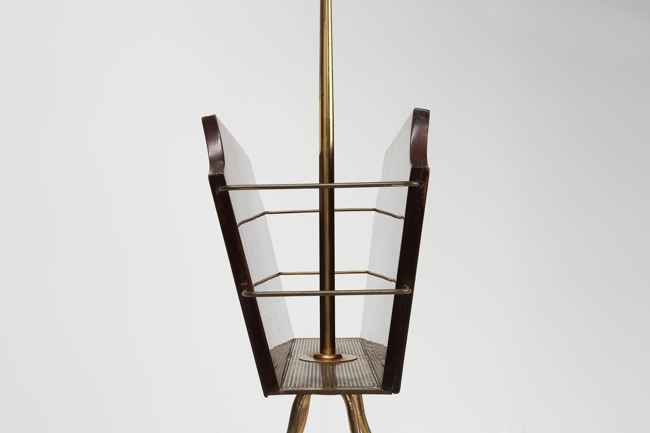 Elegant magazine rack with messing decorations and feet, France ca. 1950 In Good Condition For Sale In Meulebeke, BE
