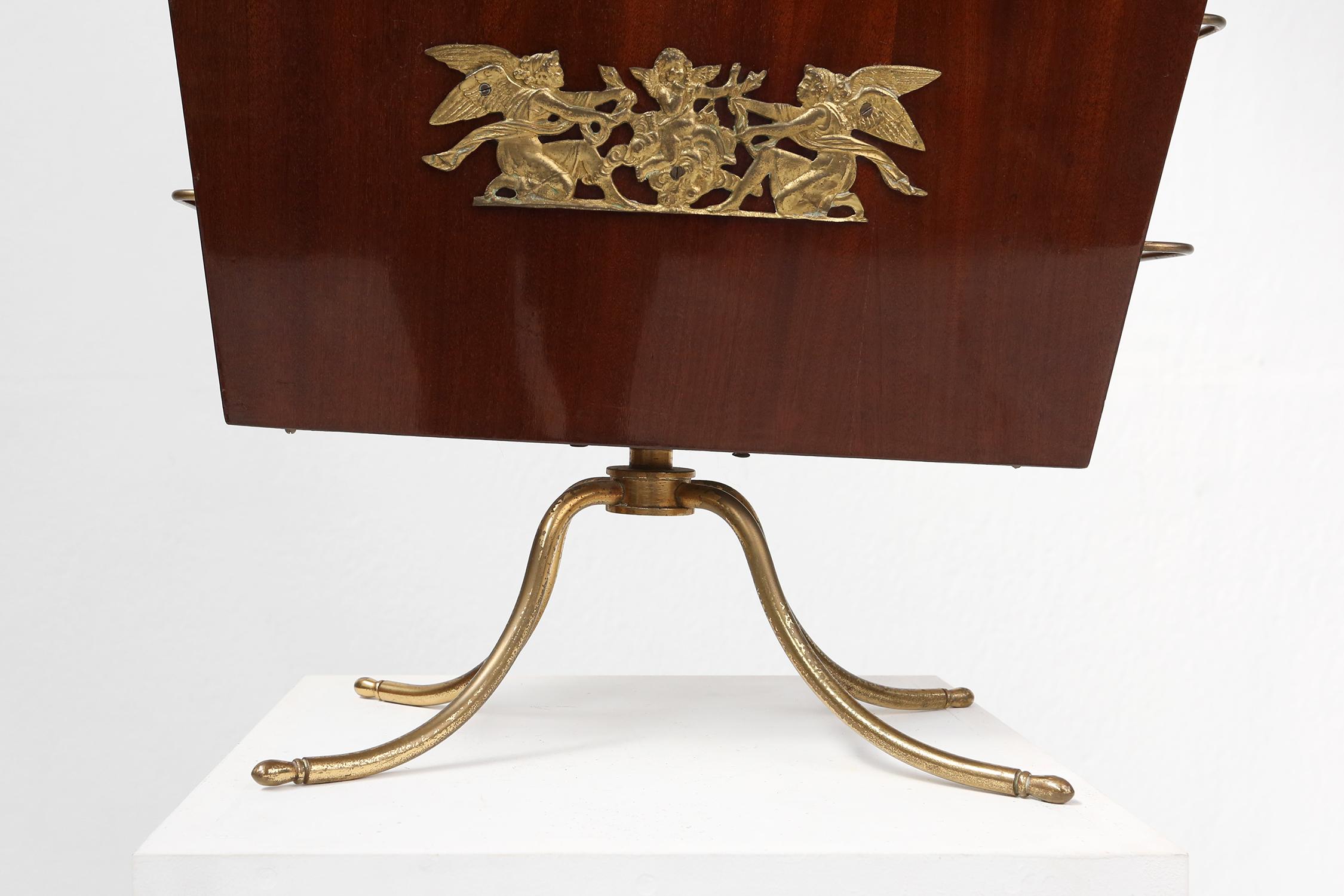 Elegant magazine rack with messing decorations and feet, France ca. 1950 For Sale 1