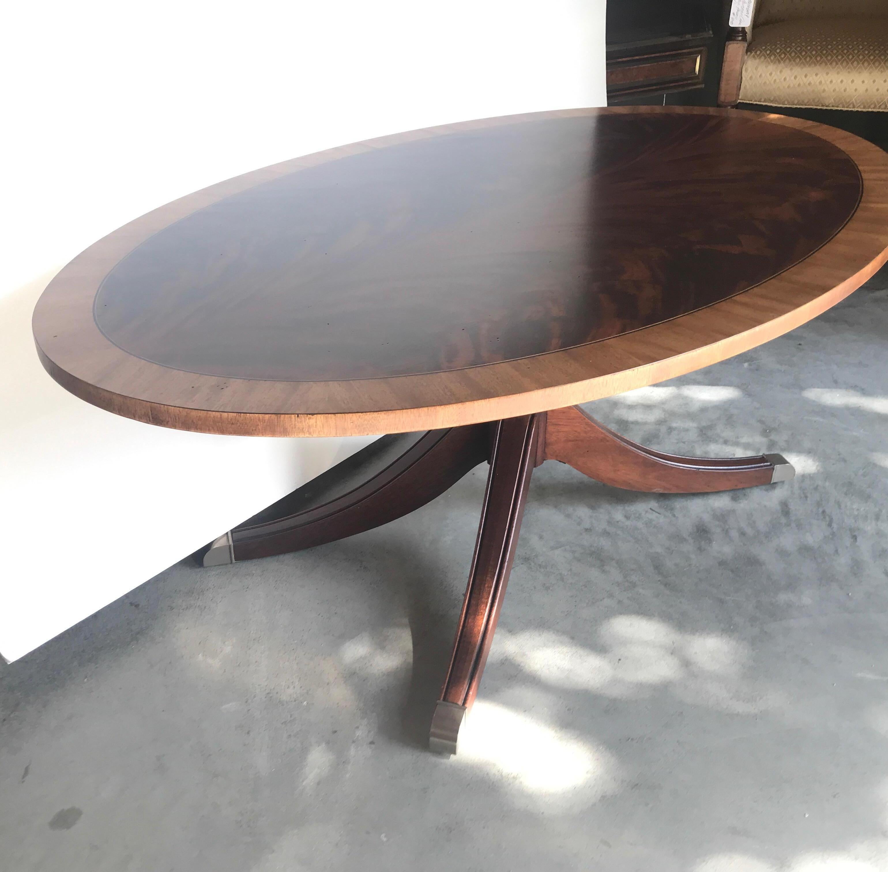Elegant Mahogany and Satinwood Oval Cocktail Table In Excellent Condition In Lambertville, NJ